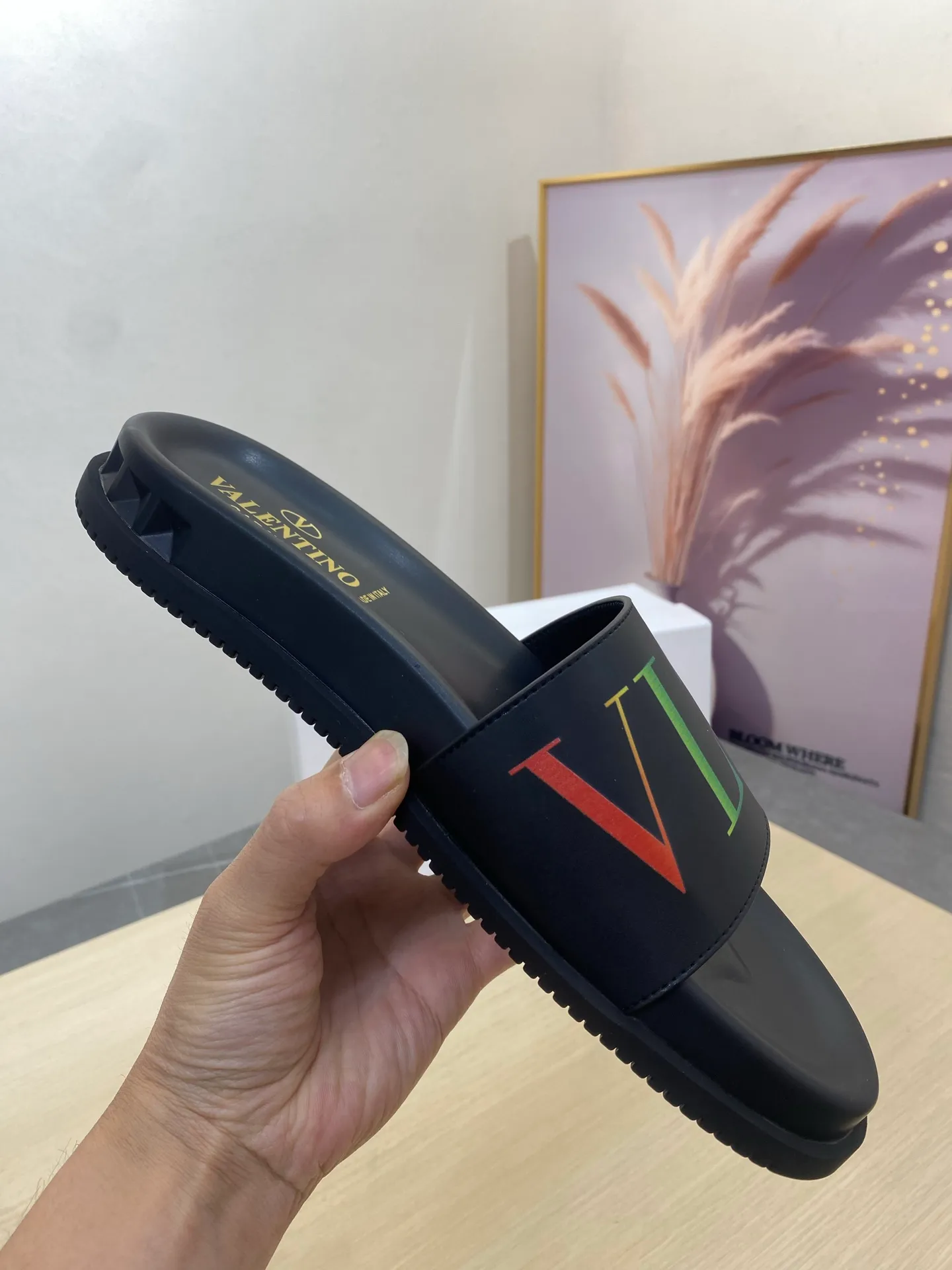 P260💰Valentino VALENTINO Size: 39--46 Burberry classic men's slippers, high-end boutique, original material, fine workmanship, casual, loose and comfortable, a must-have in summer👏👏👏